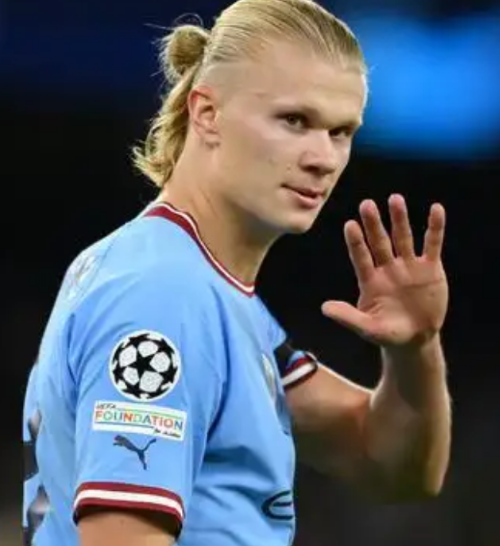 奥赖利：客串左后卫的成长感悟与赛场默契