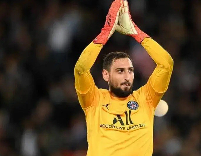 桑德兰平曼城后球迷激愤质问<a href='/news/tag/1070753.html' style='color: blue;'>多纳鲁马</a>，冲突险酿